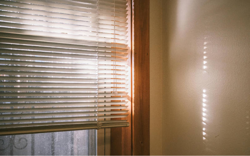 A study advises against exposing newborns to sunlight through windows to prevent jaundice